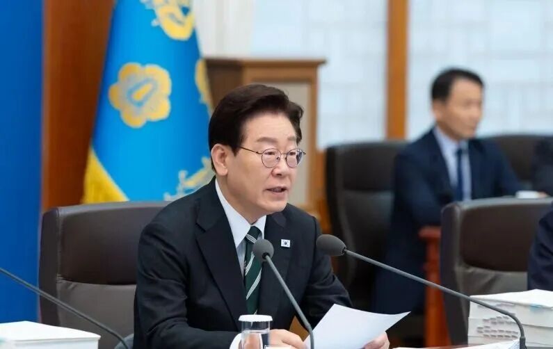 4月28日，韩国总统李在明在青瓦台举行的国务会议兼紧急经济检查会议上发言。图片来源：大韩民国青瓦台