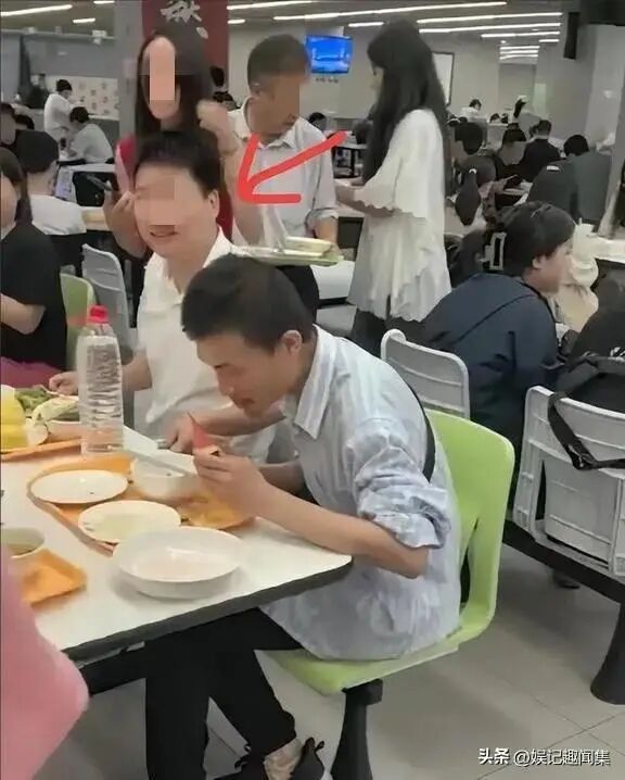 韦神食堂吃饭被打扰!多人强行合影,全程无人问一句“行不行”