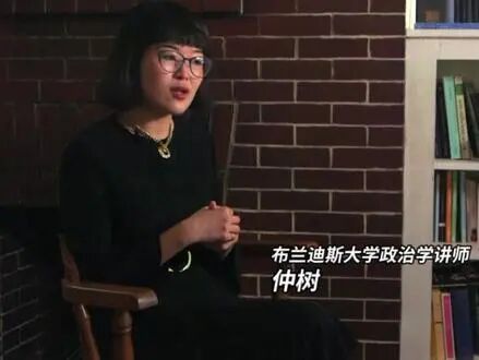 璇哄叞涓庝徊鏍戣璋堢浉鍏虫枃绔犻厤鍥? /></figure><p>她没有问诺兰“你怎么看中国电影”，没有问“为什么中国观众那么喜欢你”，也不需要让诺兰夸几句中国文化、中国观众、中国市场。</p><p>她直接进入西方文明的内部。</p><p>荷马，她读过。</p><p>修昔底德，她读过。</p><p>古希腊语，她学过。</p><p>xenia、hubris、“高贵的谎言”、城邦polis、习俗nomos，这些并不是为了采访临时查来的几个名词，而是她长期研究政治哲学自然形成的知识结构。她15岁从浙江台州赴美求学，此后学习古希腊语、拉丁语，并长期研究和教授政治哲学。<a href=
