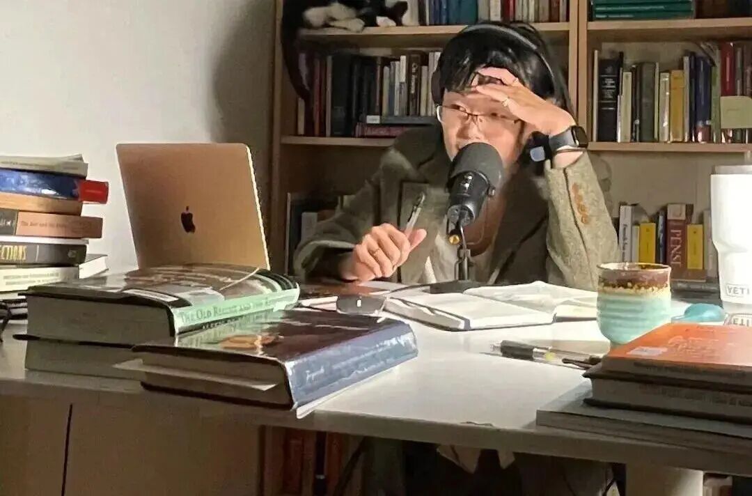 璇哄叞涓庝徊鏍戣璋堢浉鍏虫枃绔犻厤鍥? /></figure><p>真正成熟的文化自信,恰恰是不再反复证明“我很自信”。</p><p>我可以读你的书,欣赏你的电影,承认你的文明创造过伟大的思想,也能够讨论你的问题,质疑你的判断。</p><p>你说得对,我接受。</p><p>你说得不对,我反驳。</p><p>我们坐在一张桌子旁边谈。</p><p>仅此而已。</p><p>仲树身上最值得关注的,也许正是这样一种新的代际经验。</p><p>她这一代中国年轻知识人,成长在中国不断扩大开放、经济快速发展、国家实力显著提升的年代。他们中的很多人从小学习英语,到欧美留学,熟悉西方社会,也能够直接阅读西方经典。</p><p>西方对他们来说越来越不神秘。</p><p>它既不是遥远的文明圣殿,也不是一个抽象的敌人,而是一个可以进入、观察、学习、讨论甚至批评的真实世界。</p><p>这种变化,比喊多少句“文化自信”都有意义。</p><p>所以我看完这场采访,印象最深的恰恰是一个很有意味的画面:</p><p>一边,是55岁的英国导演诺兰,重新翻开3000年前的《奥德赛》,思考文明崩溃、战争、傲慢、规则和伟大,试图从西方文明最古老的故事里寻找今天的答案。</p><p>另一边,是一个来自浙江台州的中国年轻学者,熟练使用英语和古希腊思想传统,与他讨论这些问题。</p><p>诺兰似乎在问:西方文明还能不能找到回家的路。</p><p>而仲树已经用自己的方式回答了另一个问题:</p><p>当我们能够平静地阅读别人、理解别人、质疑别人,同时又不需要贬低别人来证明自己的时候,文化自信就已经发生了。</p><p>有意思的是,同样是面对电影《奥德赛》的团队,世界上最卑微和最高级的互动,都是由中国人来完成的。</p><section class=